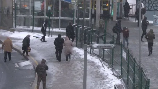 Beylikdüzü'nde rüzgar ve kar yağışı etkili oluyor