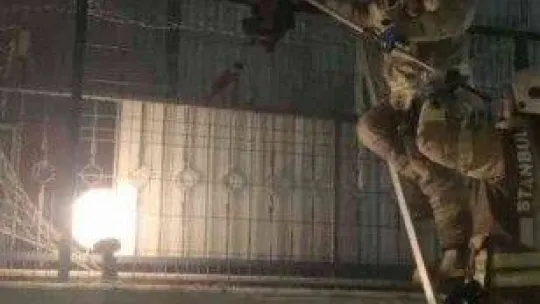 Beylikdüzü'nde tellere sıkışan köpeği itfaiye ekipleri kurtardı