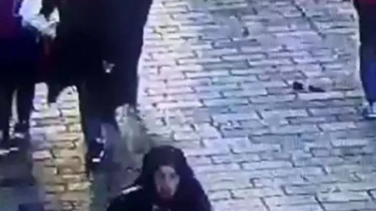 Beyoğlu'na bombayı bırakan kadın teröristin kaçma anı kameraya yansıdı