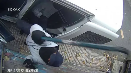 Beyoğlu'nda akılalmaz soygun kamerada: Otomobile yol verip soyguna devam ettiler