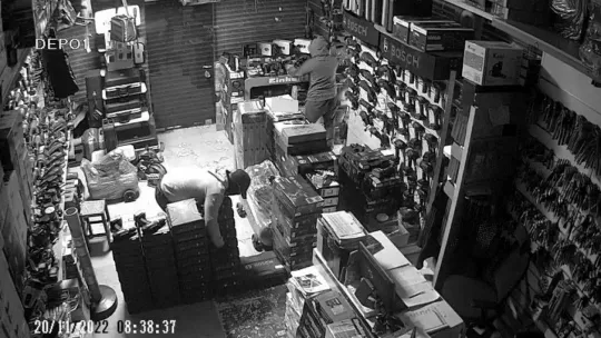 Beyoğlu'nda akılalmaz soygun kamerada: Otomobile yol verip soyguna devam ettiler