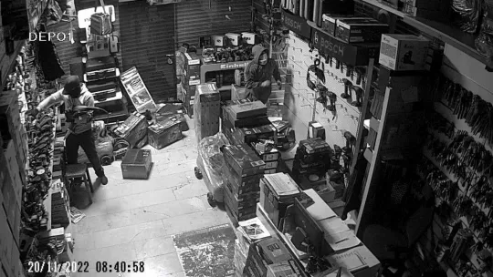 Beyoğlu'nda akılalmaz soygun kamerada: Otomobile yol verip soyguna devam ettiler