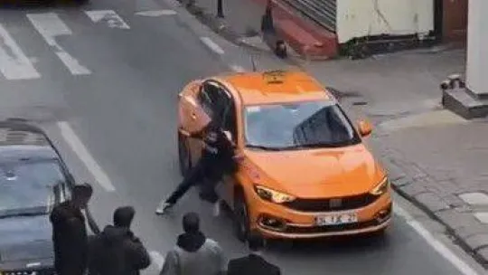 Beyoğlu'nda araçların önünü kesti, taksinin kaputunun üzerine yattı