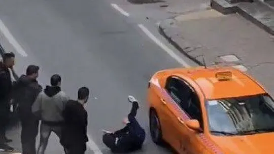 Beyoğlu'nda araçların önünü kesti, taksinin kaputunun üzerine yattı
