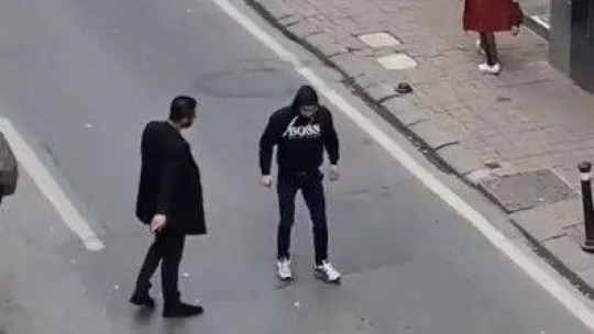 Beyoğlu'nda araçların önünü kesti, taksinin kaputunun üzerine yattı
