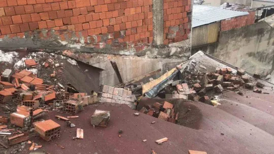 Beyoğlu'nda çatı katındaki tuğlalar bitişikteki binanın üzerine düştü