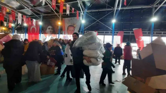 Beyoğlu'nda deprem için 7'den 70'e yardım seferberliği