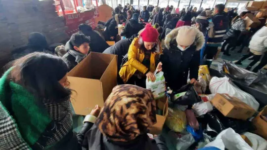 Beyoğlu'nda deprem için 7'den 70'e yardım seferberliği