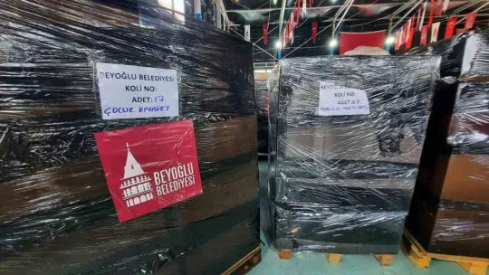 Beyoğlu'nda deprem için 7'den 70'e yardım seferberliği