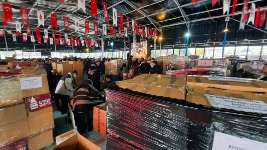 Beyoğlu'nda deprem için 7'den 70'e yardım seferberliği