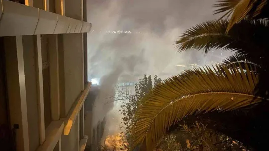 Beyoğlu'nda evsizlerin kaldığı 3 katlı metruk bina alev alev yandı