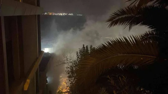 Beyoğlu'nda evsizlerin kaldığı 3 katlı metruk bina alev alev yandı