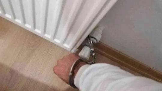 Beyoğlu'nda kaçırdıkları garsonu kalorifere kelepçeleyerek işkence ettiler