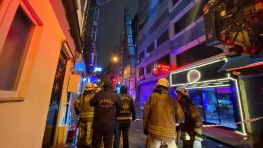 Beyoğlu'nda şiddetli rüzgar nedeniyle çelik saclarla kaplı olan dış cephe yerinden koptu