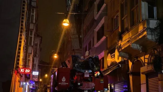 Beyoğlu'nda şiddetli rüzgar nedeniyle çelik saclarla kaplı olan dış cephe yerinden koptu