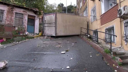 Beyoğlu'nda yokuş aşağı kayan kamyon binaya çarptı: Hamile kadın büyük bir korku yaşadı