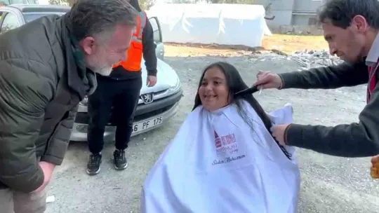 Beyoğlu'nun gönüllü berberleri Kahramanmaraş'ta depremzedelerle buluştu