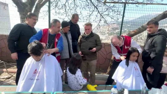 Beyoğlu'nun gönüllü berberleri Kahramanmaraş'ta depremzedelerle buluştu