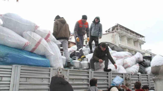Beyşehir'den Hatay'a 6 tır dolusu yardım malzemesi ve 2 otobüs gönüllü dualarla yola çıktı