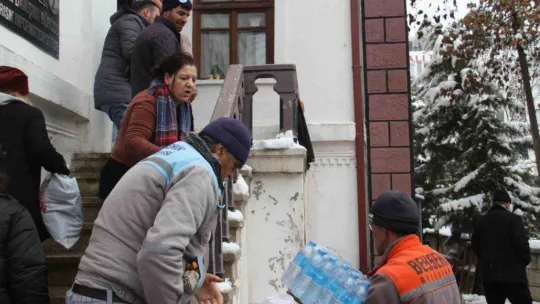 Beyşehir'den Hatay'a 6 tır dolusu yardım malzemesi ve 2 otobüs gönüllü dualarla yola çıktı