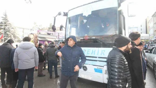 Beyşehir'den Hatay'a 6 tır dolusu yardım malzemesi ve 2 otobüs gönüllü dualarla yola çıktı