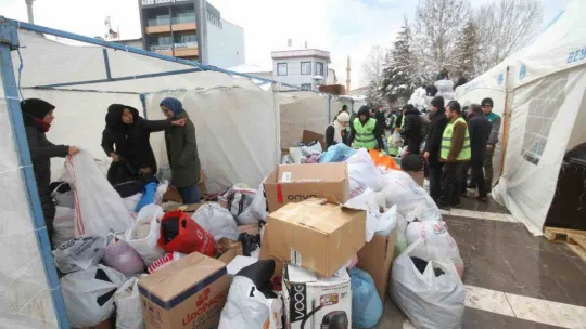 Beyşehir'den Hatay'a 6 tır dolusu yardım malzemesi ve 2 otobüs gönüllü dualarla yola çıktı