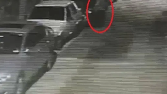 Bıçakla araçların lastiklerini patlattı, o anlar kameralarda