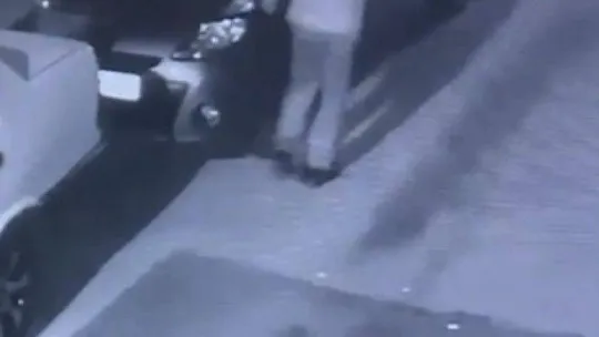 Bıçakla araçların lastiklerini patlattı, o anlar kameralarda