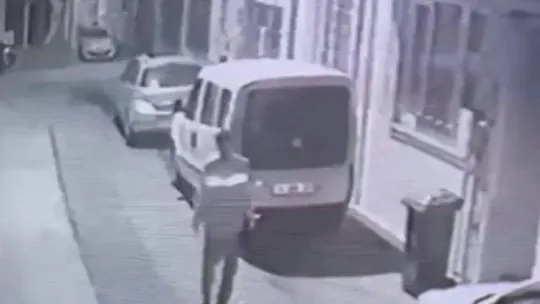 Bıçakla araçların lastiklerini patlattı, o anlar kameralarda