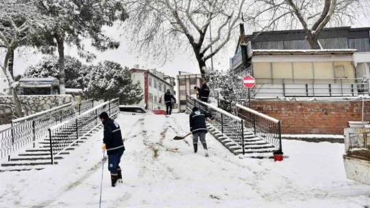 Biga Belediyesi ekipleri küreme ve tuzlama çalışmalarını sürdürüyor