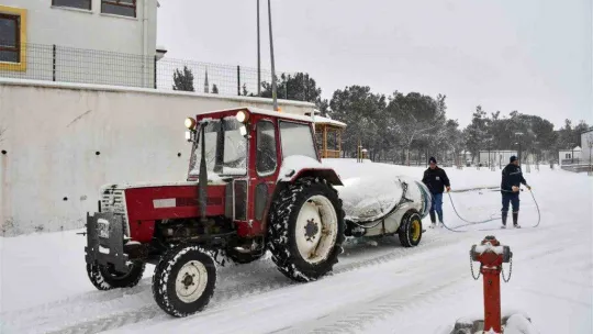 Biga Belediyesi ekipleri küreme ve tuzlama çalışmalarını sürdürüyor