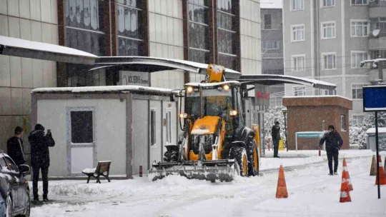 Biga Belediyesi ekipleri küreme ve tuzlama çalışmalarını sürdürüyor
