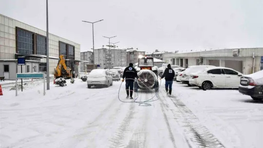 Biga Belediyesi ekipleri küreme ve tuzlama çalışmalarını sürdürüyor