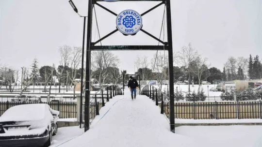 Biga Belediyesi ekipleri küreme ve tuzlama çalışmalarını sürdürüyor