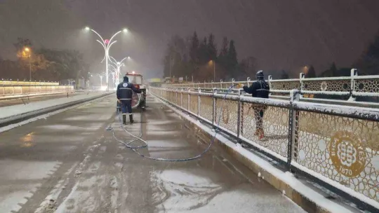 Biga Belediyesi ekipleri küreme ve tuzlama çalışmalarını sürdürüyor