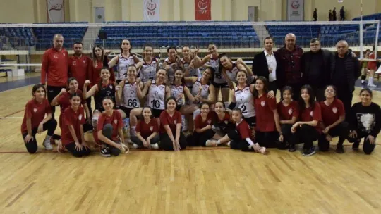 Bilecik Belediye Spor Kadın Voleybol Takımı 3: Tepebaşı Gençlik Spor: 1
