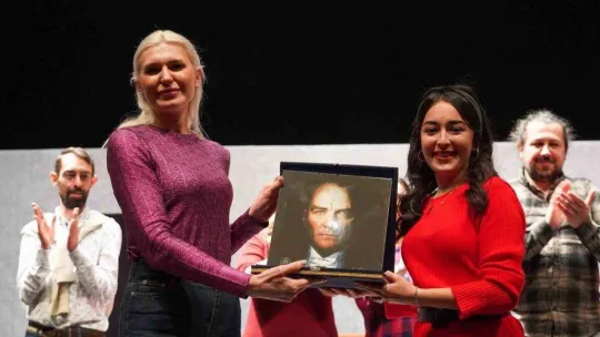 Bilecik Belediyesi Sanat Akademisi oyuncuları ayakta alkışlandı