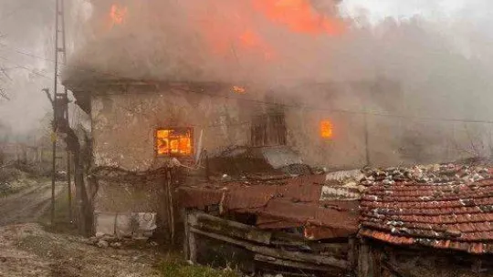 Bilecik'te ahşap ev çıkan yangında kül oldu