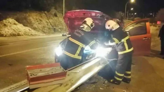 Bilecik'te bariyerlere çarpan aracın sürücüsü yaralandı