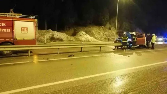 Bilecik'te bariyerlere çarpan aracın sürücüsü yaralandı