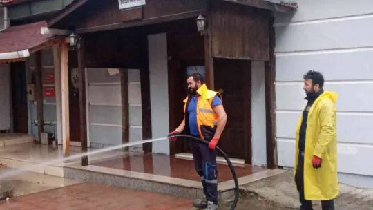 Bilecik'te bütün cami bahçeleri her hafta yıkanarak cuma namazına hazırlanıyor