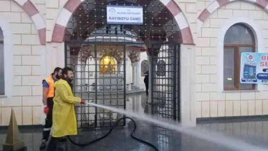Bilecik'te bütün cami bahçeleri her hafta yıkanarak cuma namazına hazırlanıyor