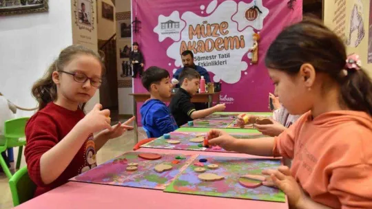 Bilecik'te çocuklar yarıyıl tatilinde kukla yaparak eğlendi