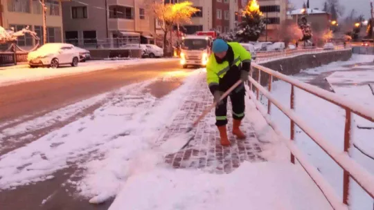 Bilecik'te karla mücadele çalışmaları sabaha kadar sürdü