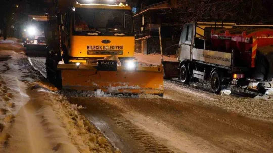 Bilecik'te karla mücadele çalışmaları sabaha kadar sürdü