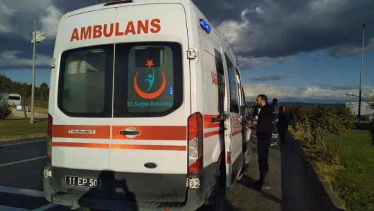 Bilecik'te otomobil ile tırın çarpışması sonucu 2 kişi yaralandı