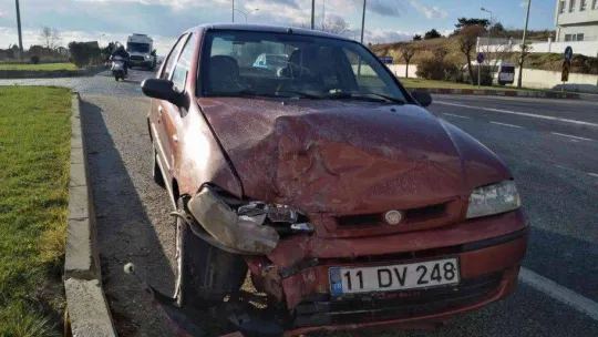 Bilecik'te otomobil ile tırın çarpışması sonucu 2 kişi yaralandı