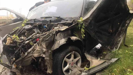 Bilecik'te otomobil refüje çıktı: 1'i ağır 2 yaralı