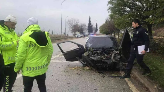 Bilecik'te otomobil refüje çıktı: 1'i ağır 2 yaralı