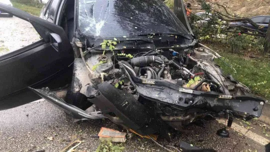 Bilecik'te otomobil refüje çıktı: 1'i ağır 2 yaralı